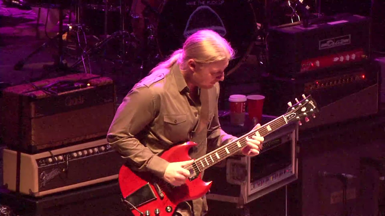 Derek Trucks shreds! 