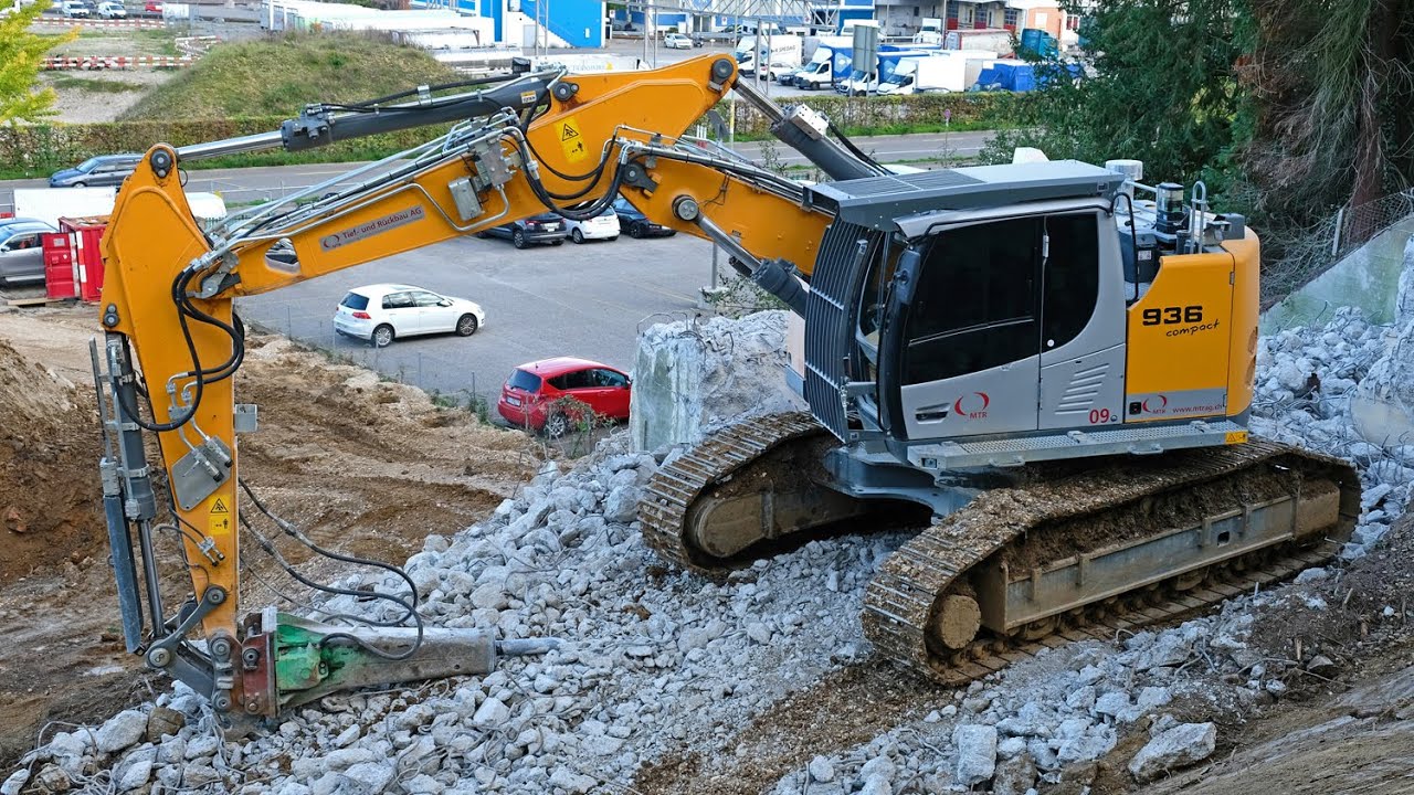 Liebherr R 936 Compact vs. Bunker