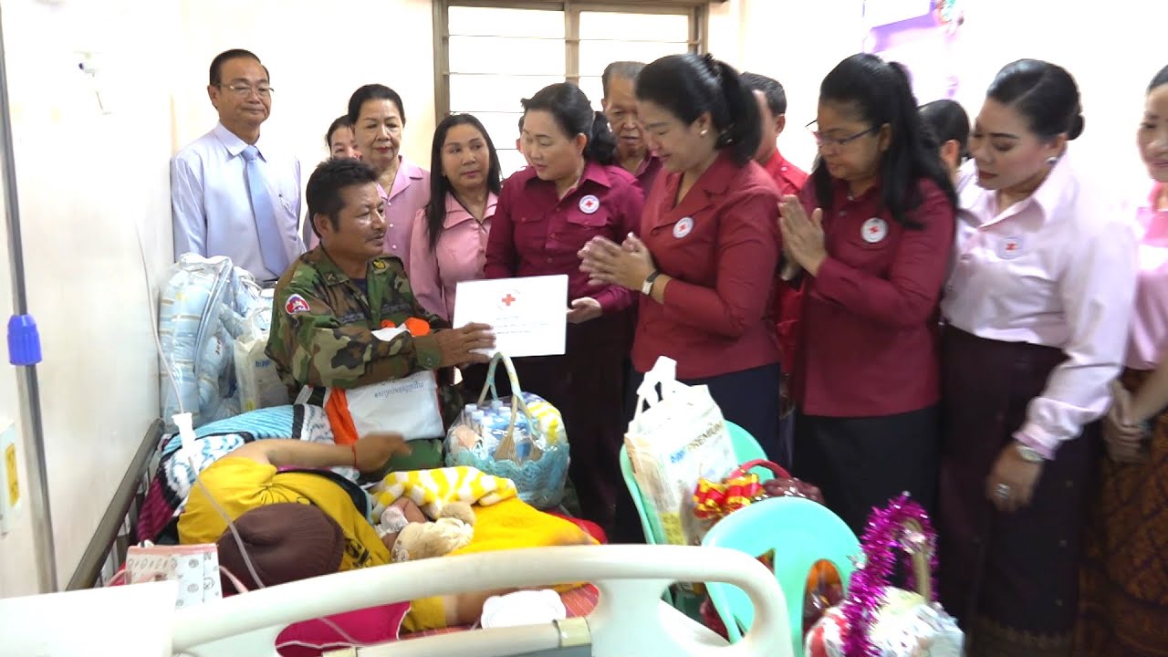 ភរិយាយោធិនជួរមុខសម្រាលកូននៅមន្ទីរពេទ្យខេត្តកំពង់ចាម ទទួលអំណៅយពីសាខាកាកបាទក្រហមកម្ពុជាខេត្តកំពង់ចាម