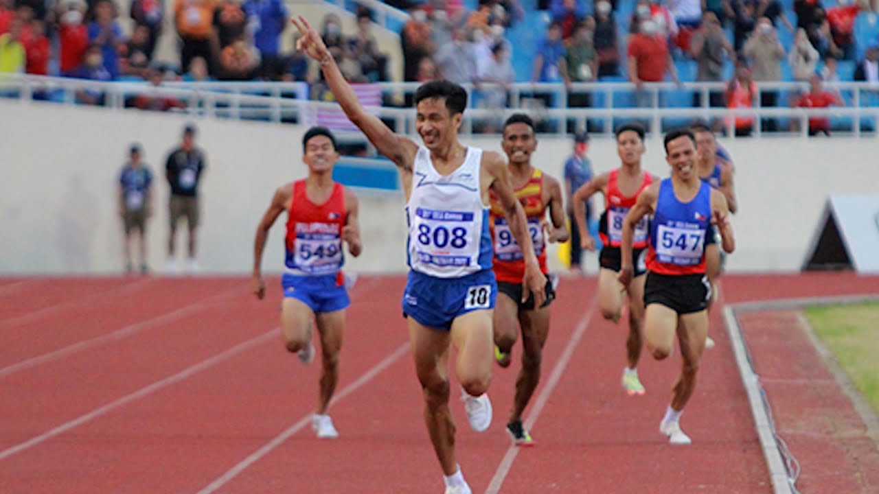 Tăng tốc bỏ xa đối thủ, Nguyễn Văn Lai ăn mừng HCV SEA Games 5.000m khi còn chưa cán vạch đích