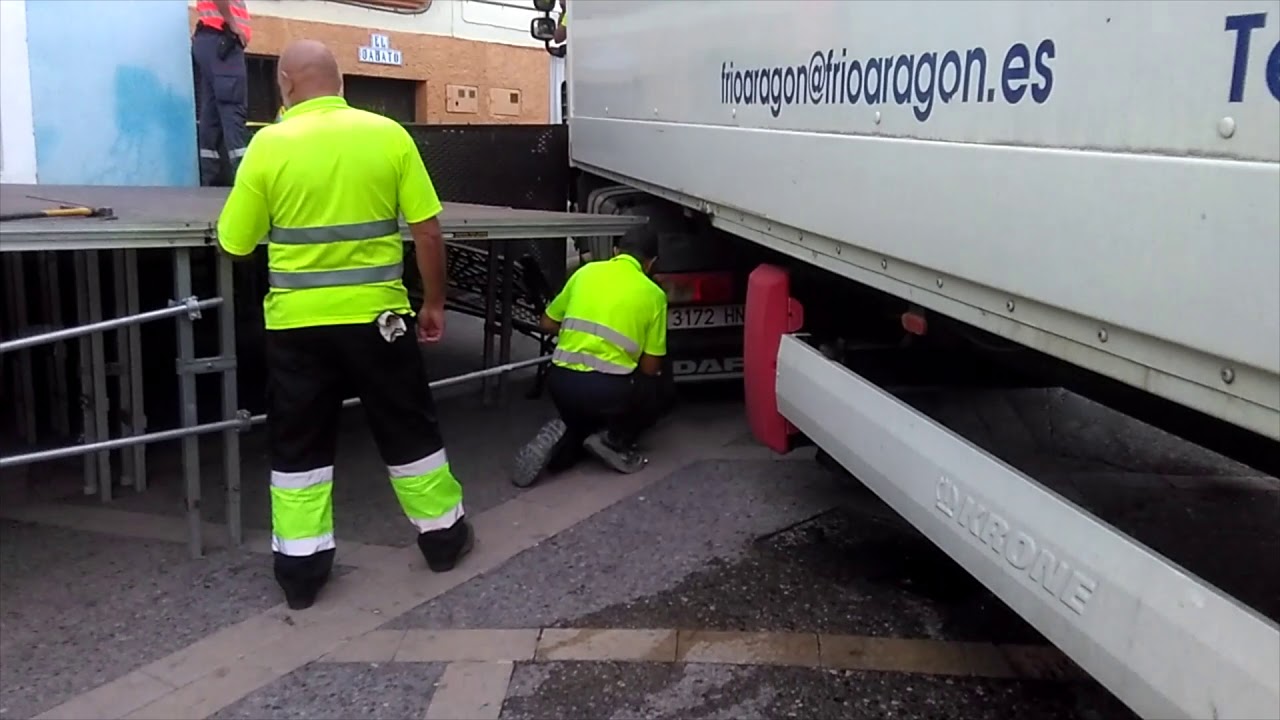 Un trailer la l&iacute;a en el casco urbano de Ablitas