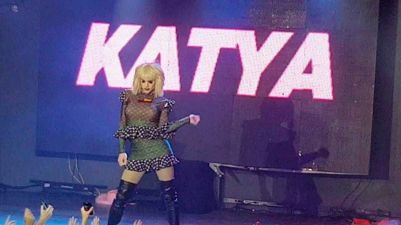 Katya - A Million Dollar Man - Festa Priscilla