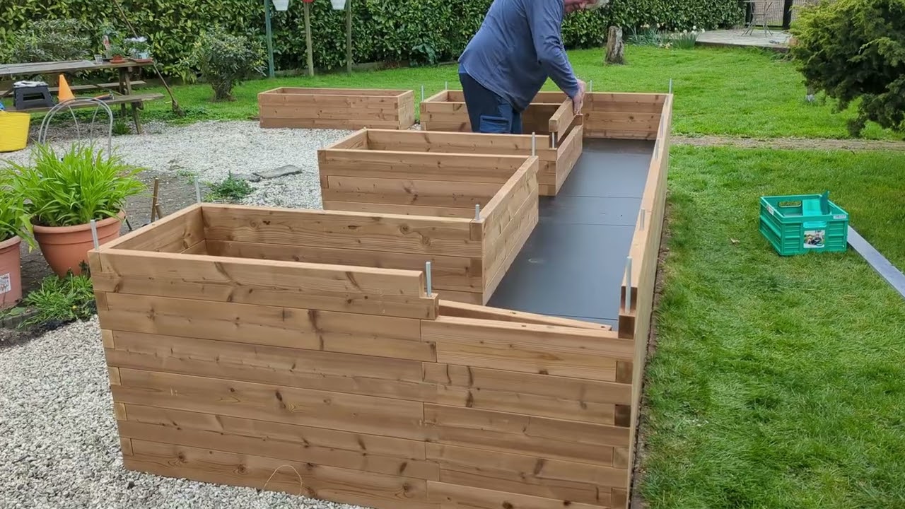 Jardini&egrave;re en forme de E avec fond sur&eacute;lev&eacute; | Design WITBOSCH