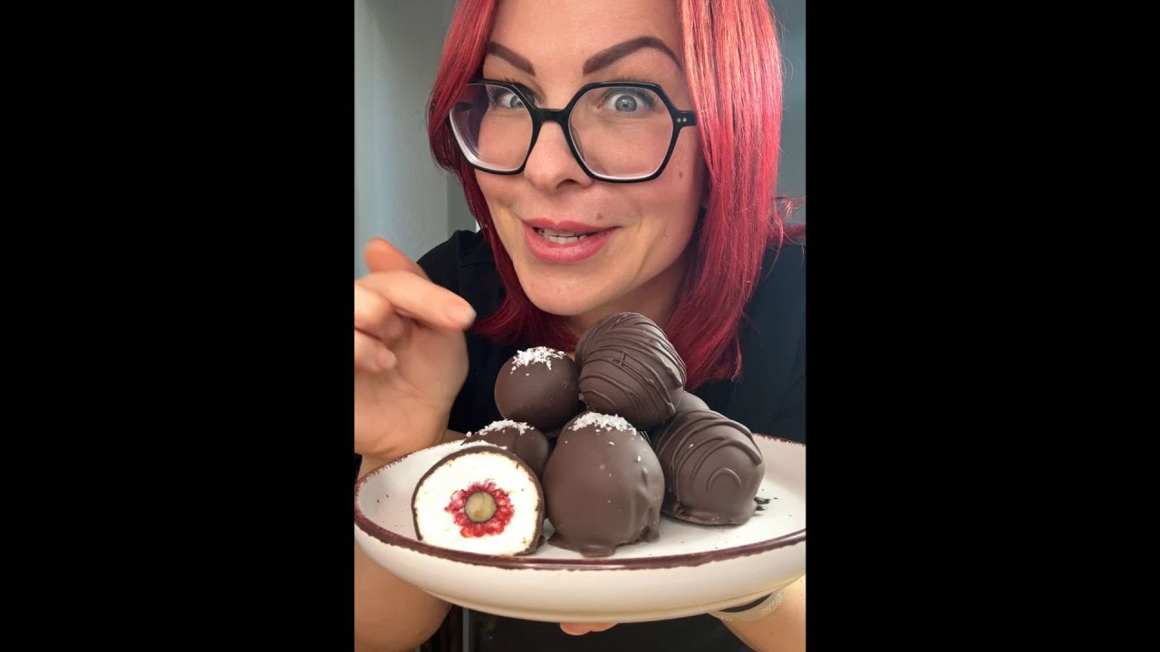 Pralinen ohne Zucker & Gluten - Kokos Cream Berry Bites Rezept | einfach selber machen 🥥