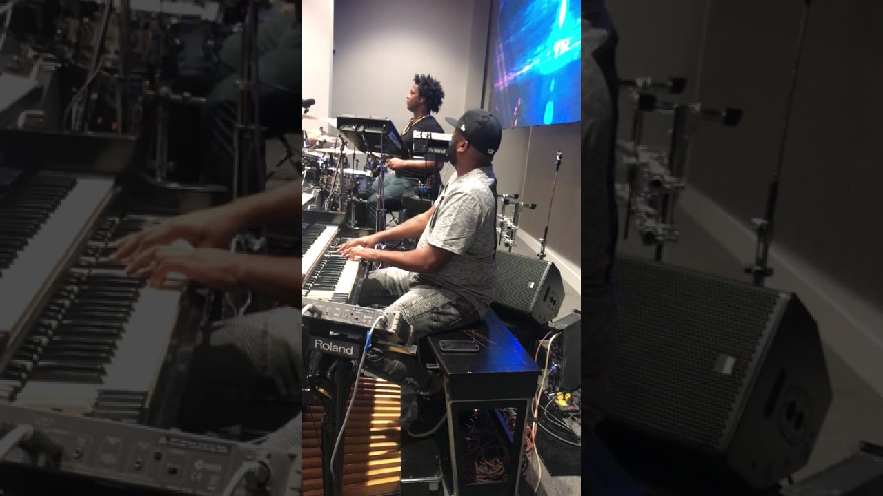 Titus Robertson on organ!  🔥🔥🔥