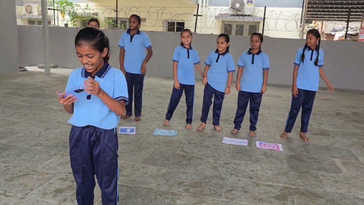 Social media નાટક 