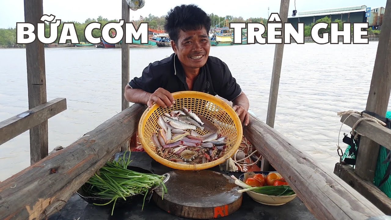 Bữa Cơm Trên Ghe Với Món Cá Kho Cà Tôm Nấu Hẹ | Ngư Dân Miền Tây #165