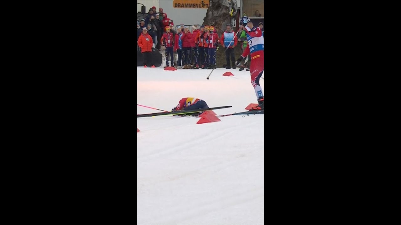 Johannes Klaebo hits the deck hard, thankfully he was able to get up and limp to the finish 🤕