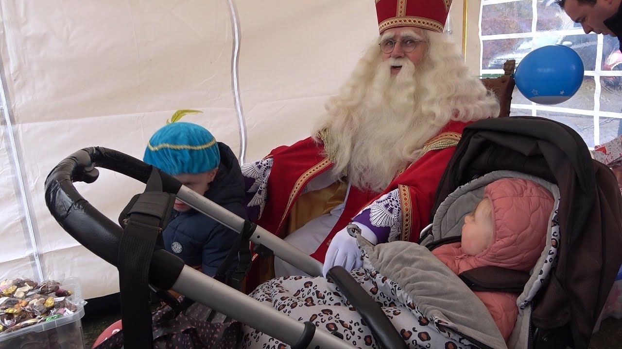 Sinterklaas bezoekt het Heuvelplein in Beek en Donk