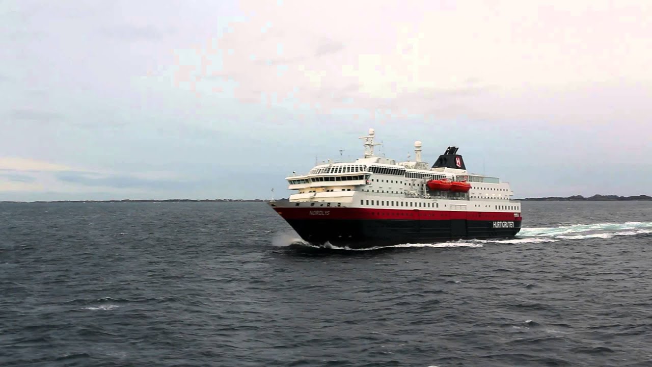 MS Polarlys (nordgehend) trifft MS Nordlys (auf dem Weg in die Werft) am 01.01.2014