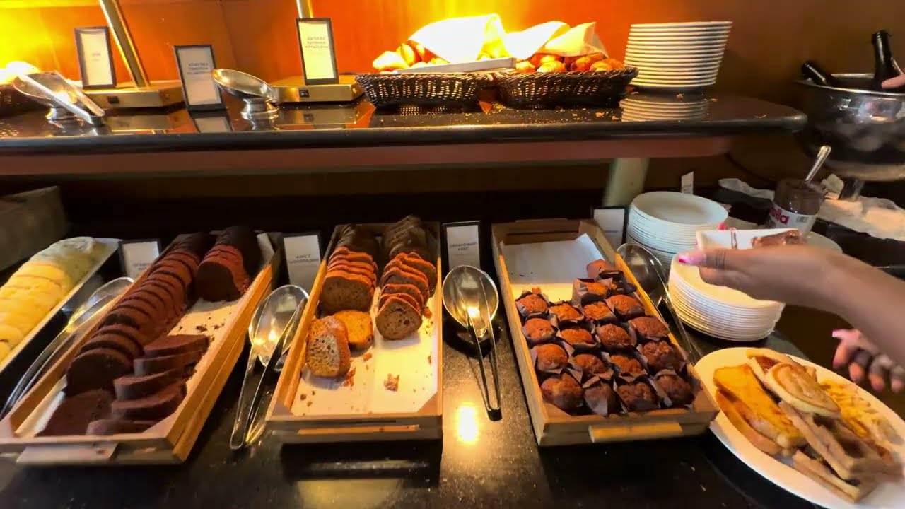 #Russia 🇷🇺 #Moscow Hilton Moscow Leningradskaya | Janus Restaurant | breakfast 🥞 food 🥘 display.