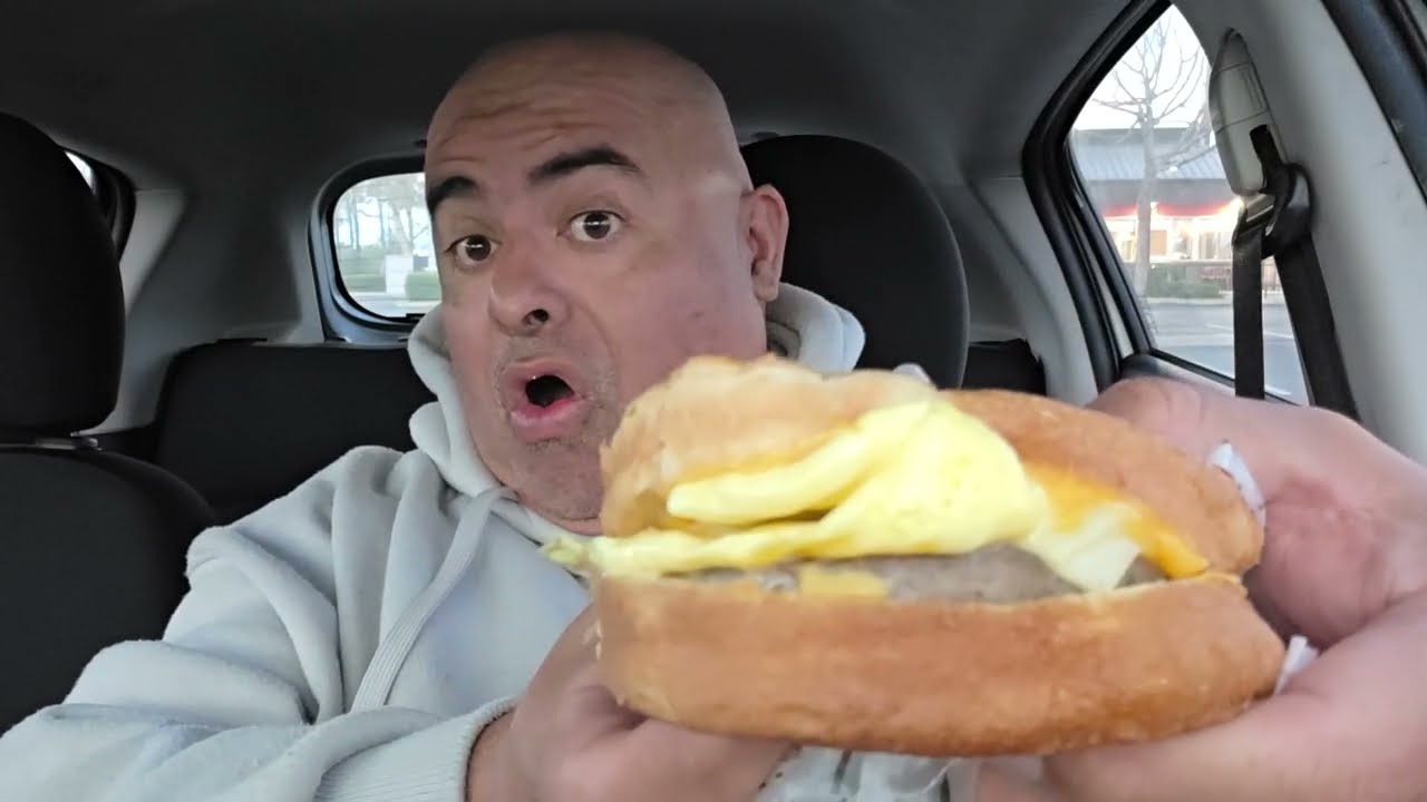 «Этот сэндвич на завтрак из Carl’s Jr. меня просто уничтожил… Я наелся на полпути 😳»