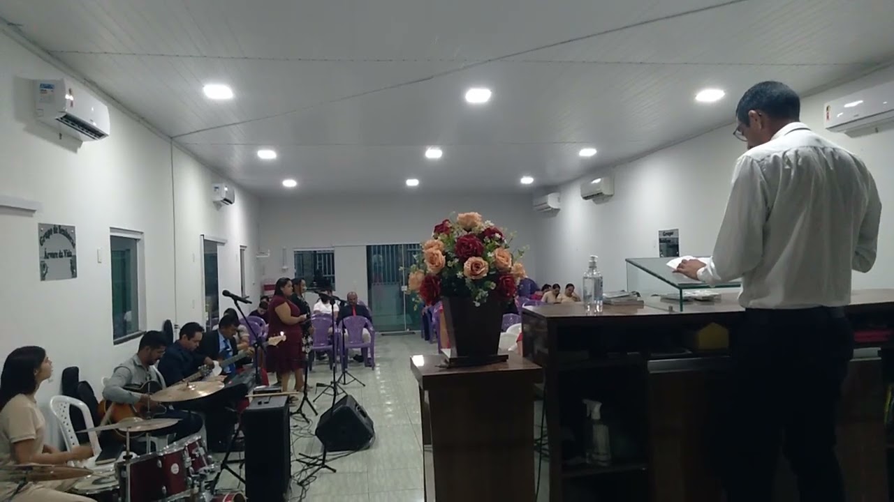 Irmão Gleison louvando Hino da Harpa Cristã