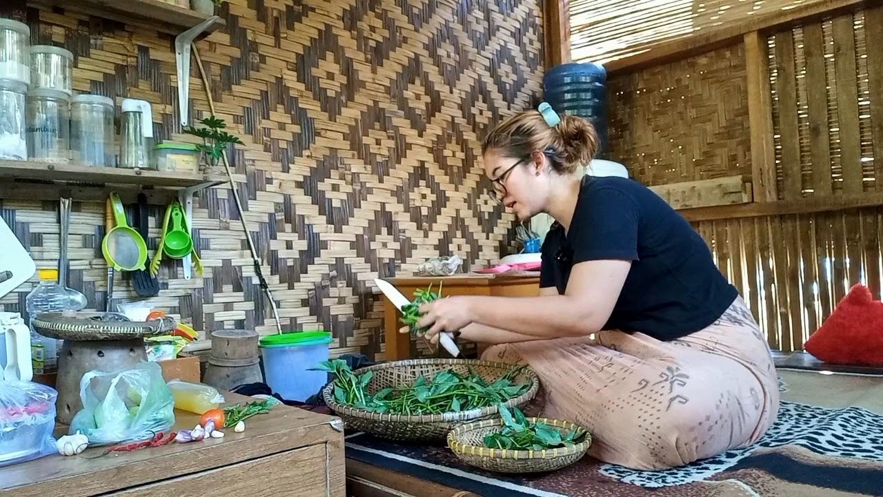 Nikmat.,Nya HIDUP DI DESA!! Pulang Ngambil Kayu Bakar Langsung Metik KANGKUNG Buat Menu Makan
