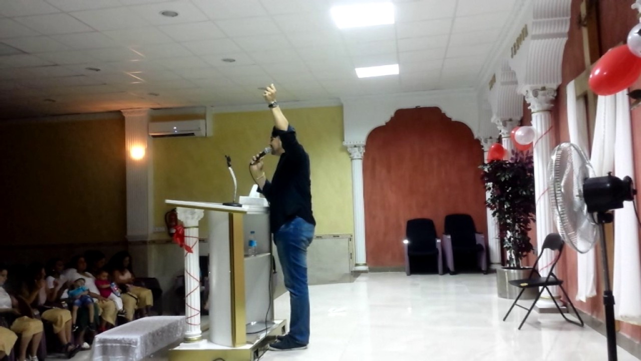 Miguel de oliva administrando en la iglesia de la  vall duxo