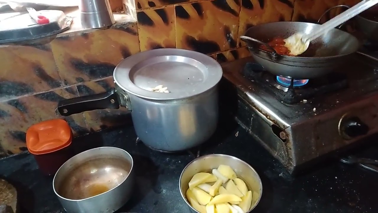 আজকে দুপুরে অসাধারণ স্বাদের মাছের কালিয়া এবং টমেটো পাতুরি রান্না করলাম যা মুখে লেগে থাকার মত।😋😋😋