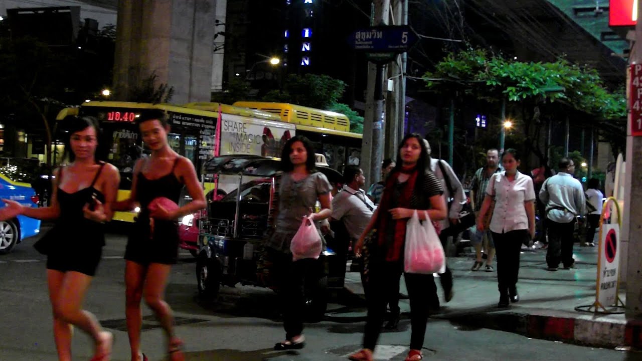 Bangkok. - Sukhumvit Road, Nana Plaza.