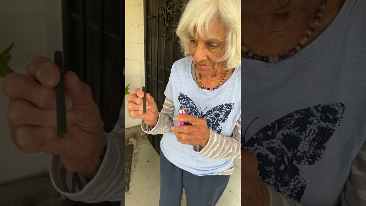Моя 91-летняя бабушка впервые пробует сигареты с гвоздикой
