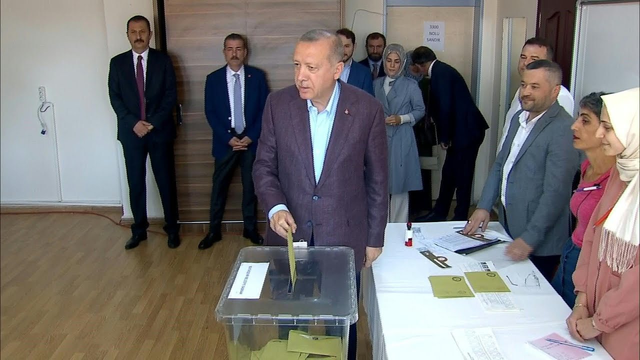 &Eacute;lection &agrave; Istanbul: le pr&eacute;sident Erdogan d&eacute;pose son bulletin dans l'urne | AFP Images