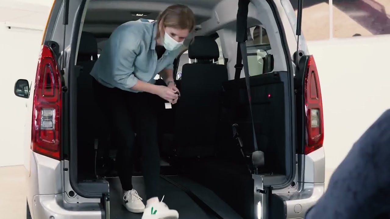 Het inrijden van een rolstoel &ndash; Zonnebloemauto Toyota Proace