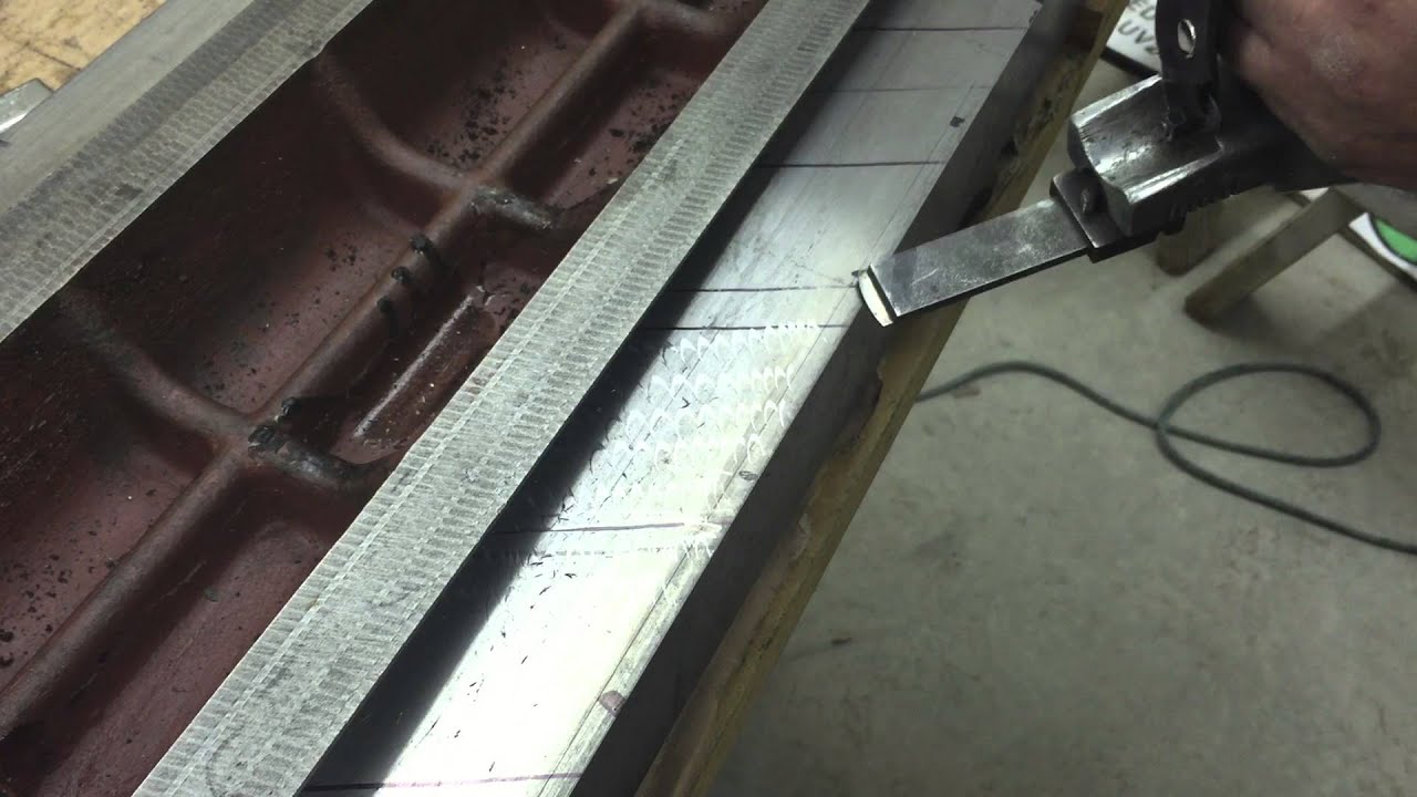 Richard King demonstrating power flaking with Biax power flaker