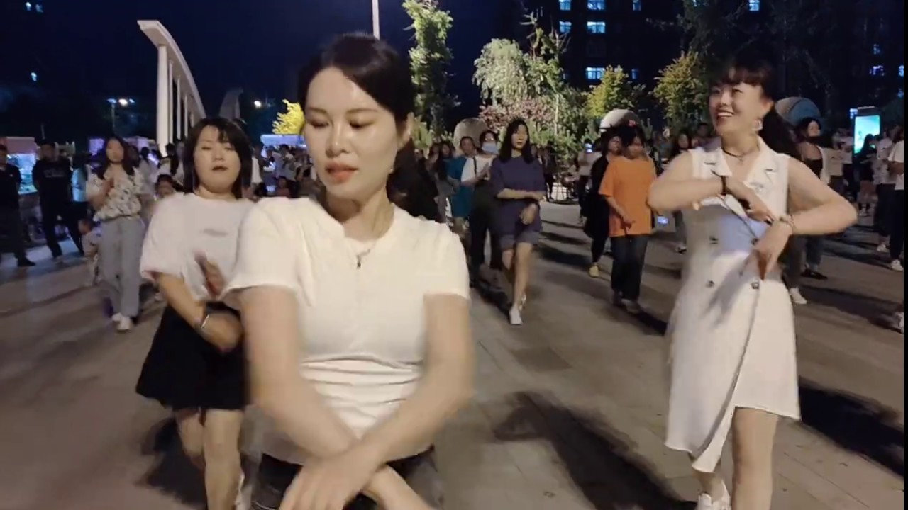 白衣美女带队跳广场舞，歌曲《别知己》，活力动感，简单易学。