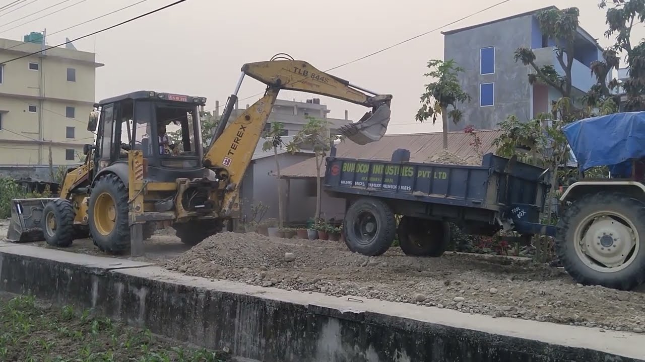 Backhoe loader clearing the road and loading the tractor.#terex #jcb #cat #construction #excavator