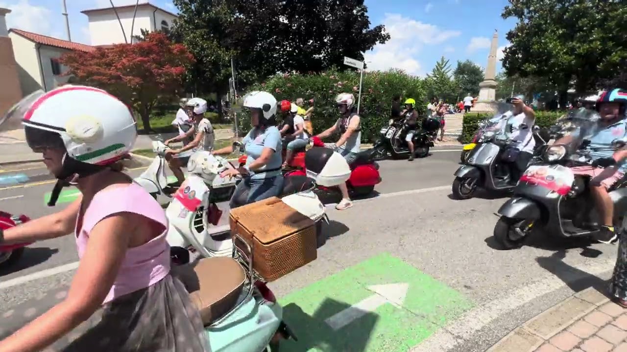 Partenza parata - European Vespisti Week di Montegrotto Terme (Padova) - Sabato 6 Luglio 2024