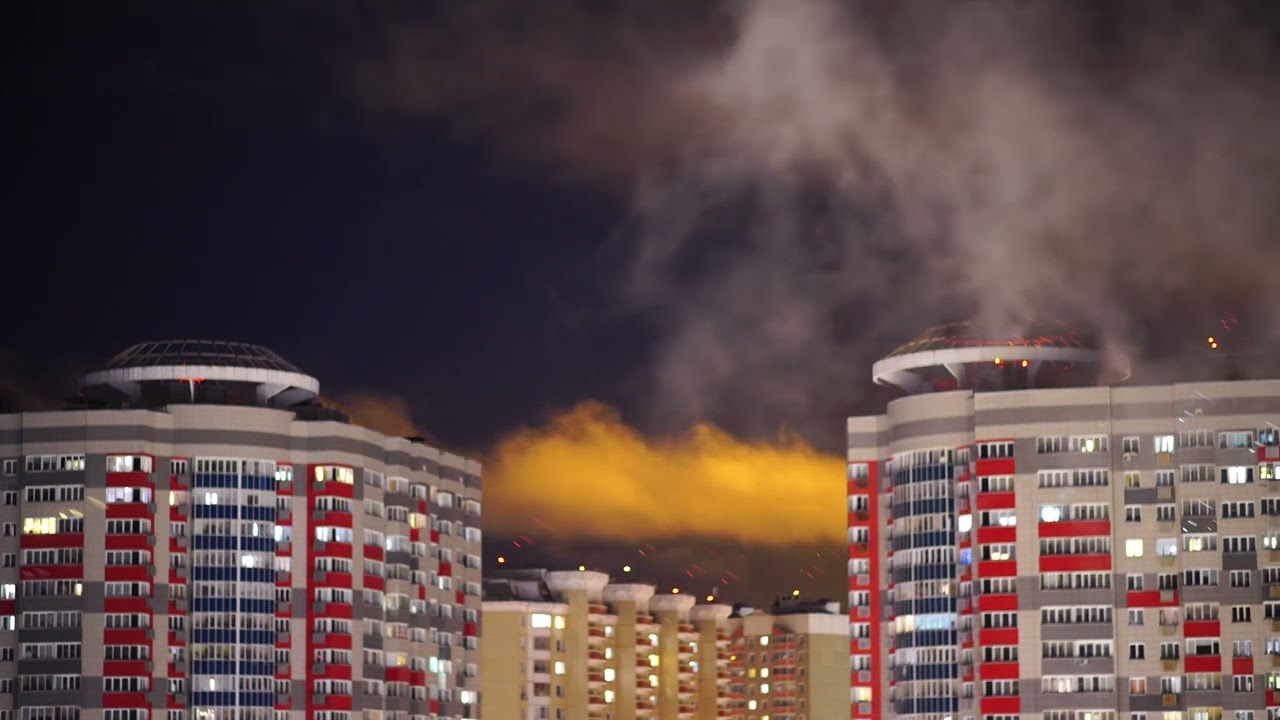 Оранжевое небо над Москвой — дым, огни, тишина