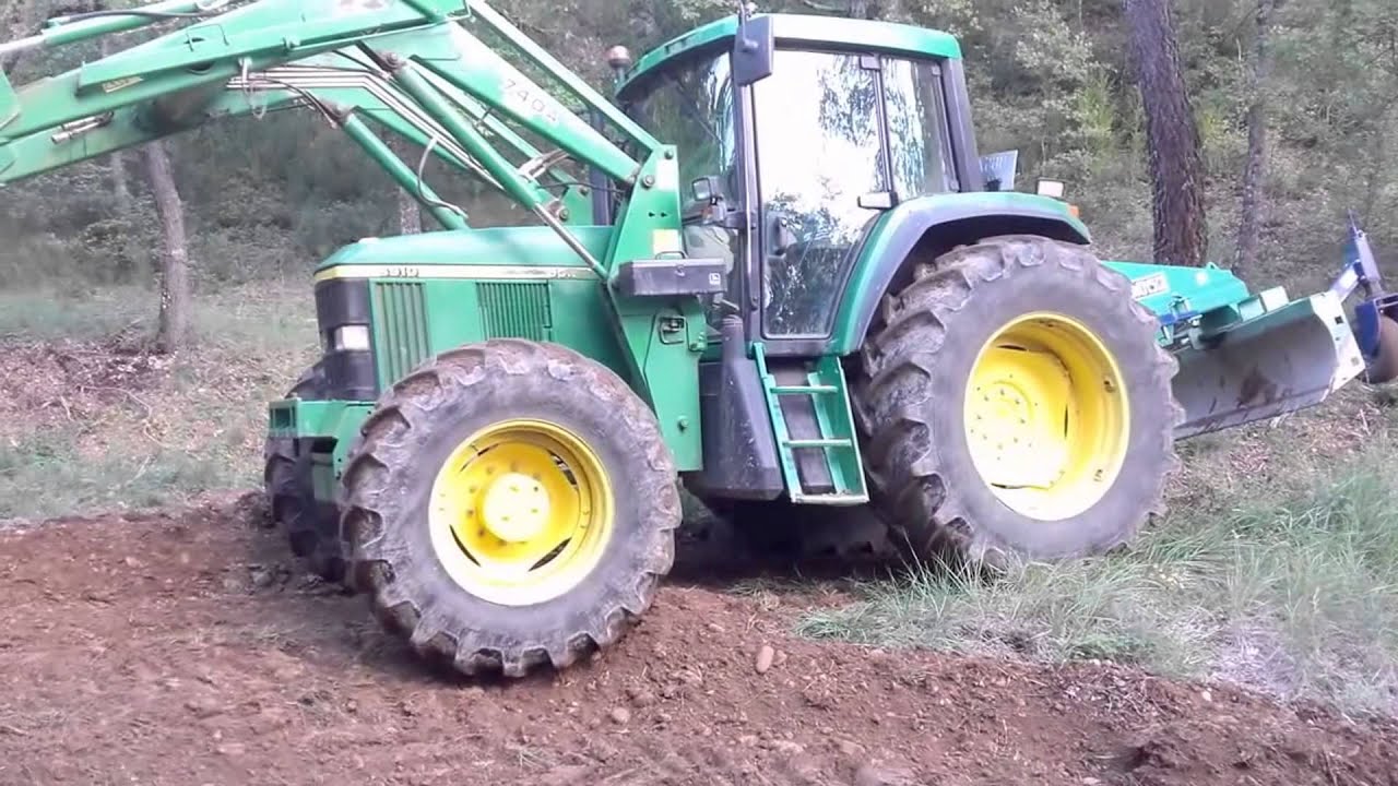 Réfection d'un chemin forestier avec un John Deere 6910 + lame DESVOYS. Gréoux les Bains 2015