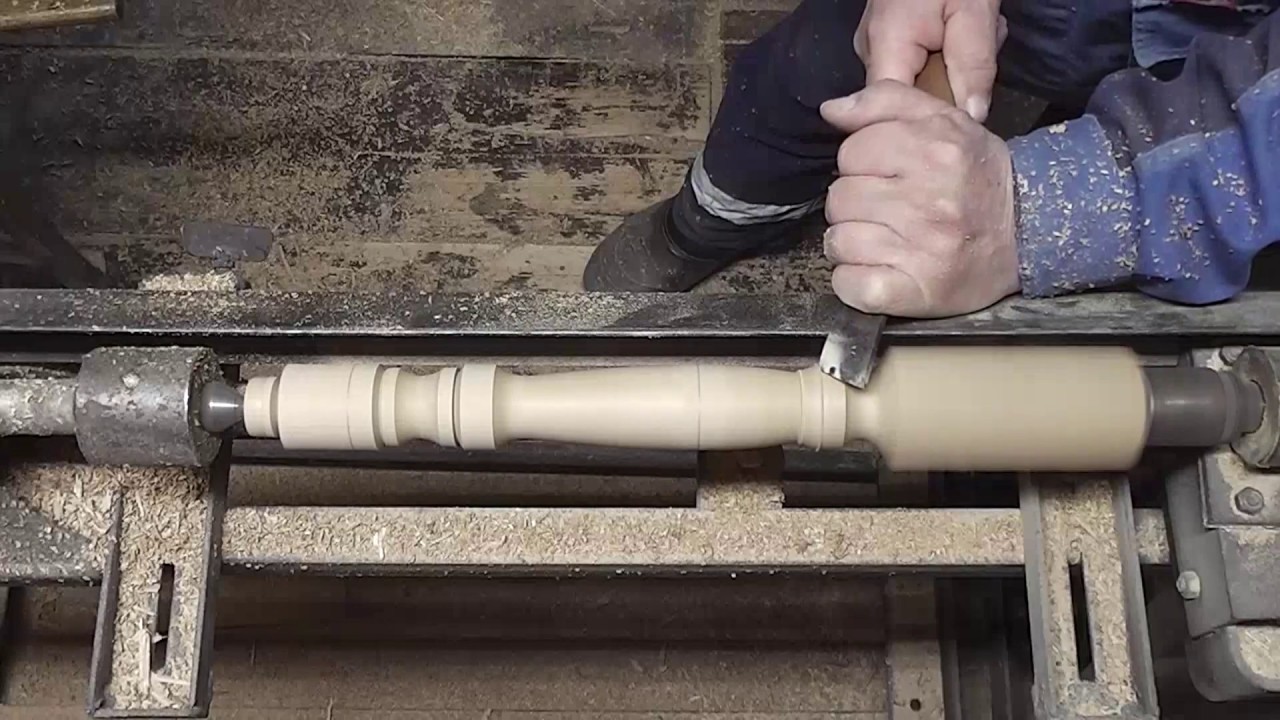 На токарном станке по дереву, ножки для стульев