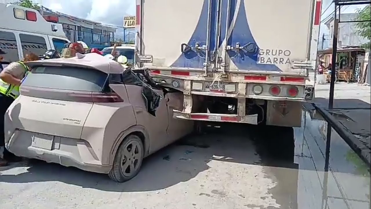 🔴Mujer prensada tras fuerte choque en la av Benito Juárez de la col el saucito Matamoros 20-Sep-25🔴