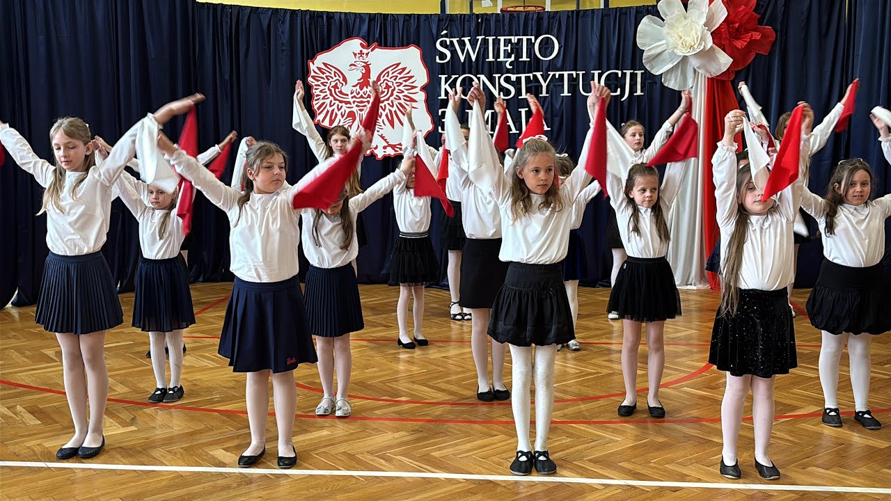 Apel z okazji Święta Konstytucji 3 Maja-  układ taneczny z biało-czerwonymi chusteczkami.