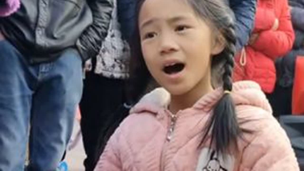 公园实拍，小网红表演黄梅戏《女驸马》选段，深受大家的喜爱#现场实拍 #黄梅戏
