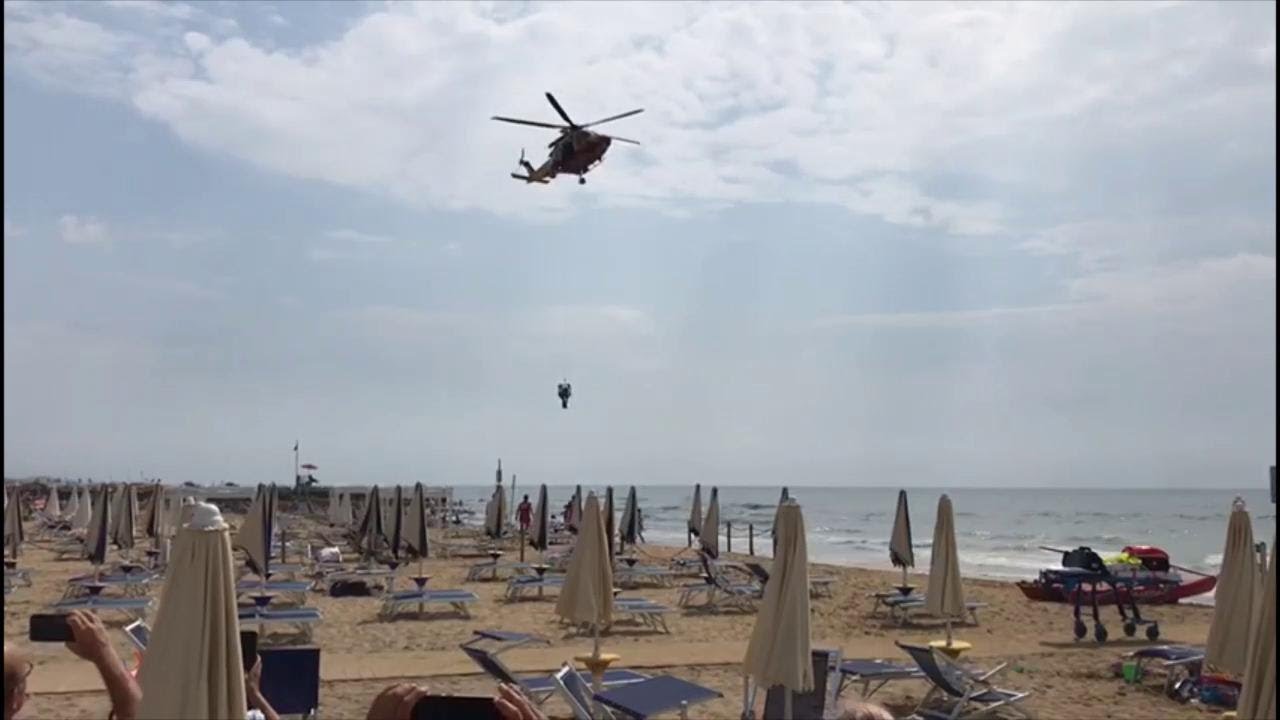 Malore in spiaggia a Bibione, ecco l'arrivo dei soccorsi con l'elicottero