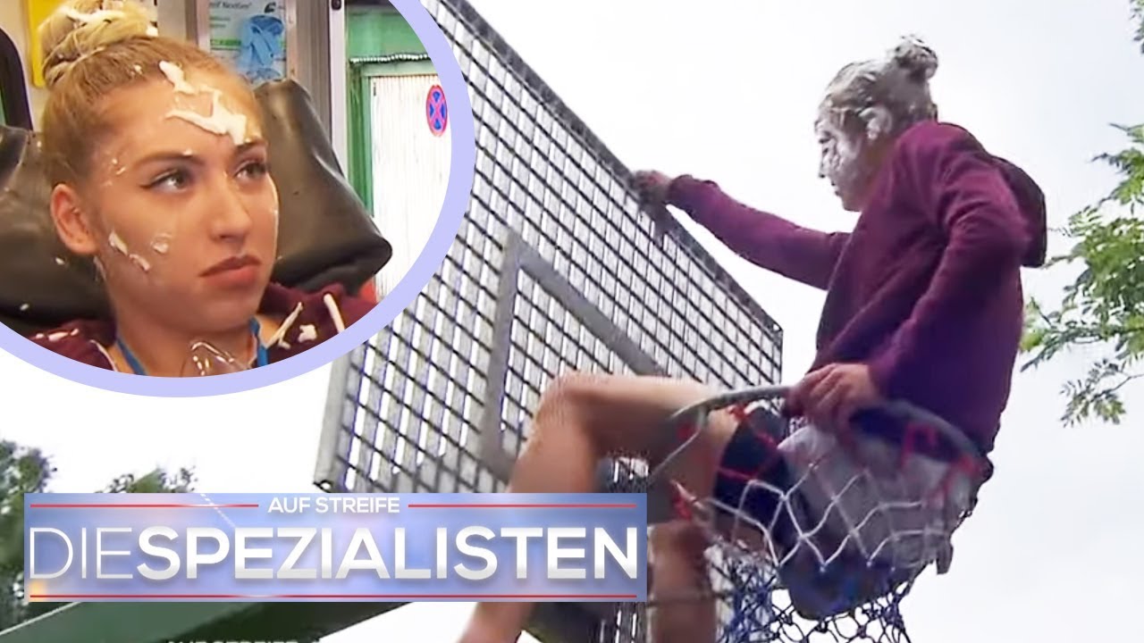 Annika (16) steckt im Basketballkorb fest! Sie spürt ihre Beine kaum | Die Spezialisten | SAT.1