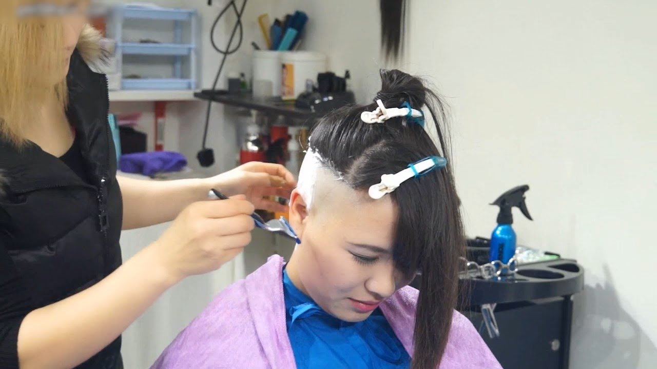 小姑娘去賣頭髮，被理髮店的老闆娘推光頭了後腦，因為太年輕頭皮太嫩，所以還用熱毛巾敷著了很多次，防止刮上頭皮，不過還是反復刮了5次，雪亮乾淨，剪了個奇怪的髮型回家了。