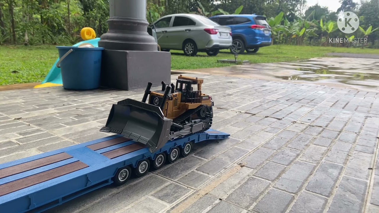 Huina 1569 RC bulldozer and Mercedes Arocs RC semi 5 axle (please subscribe)