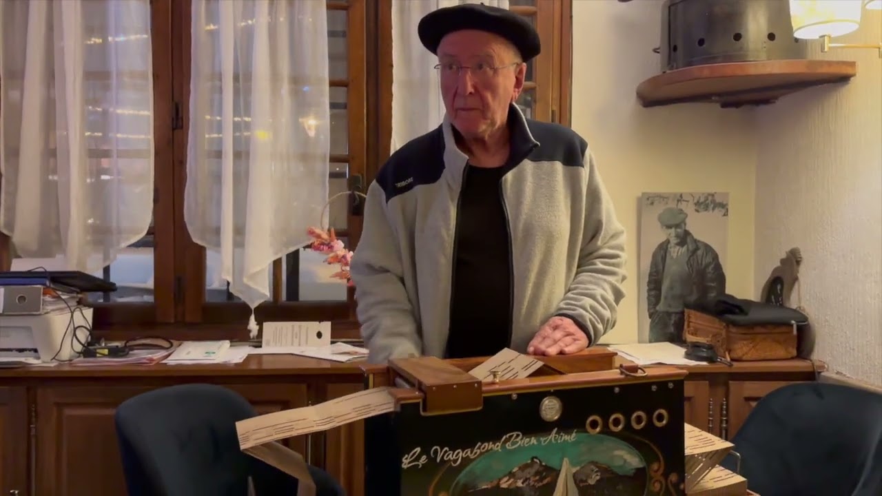 Joan de Nadau, chante Morlana accompagné à l' Orgue de Barbarie.
