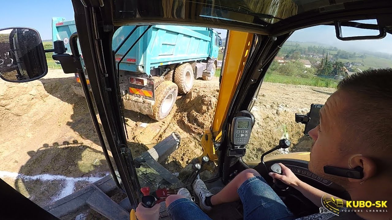 Základové pásy | JCB 8085 midi excavator | Cab view