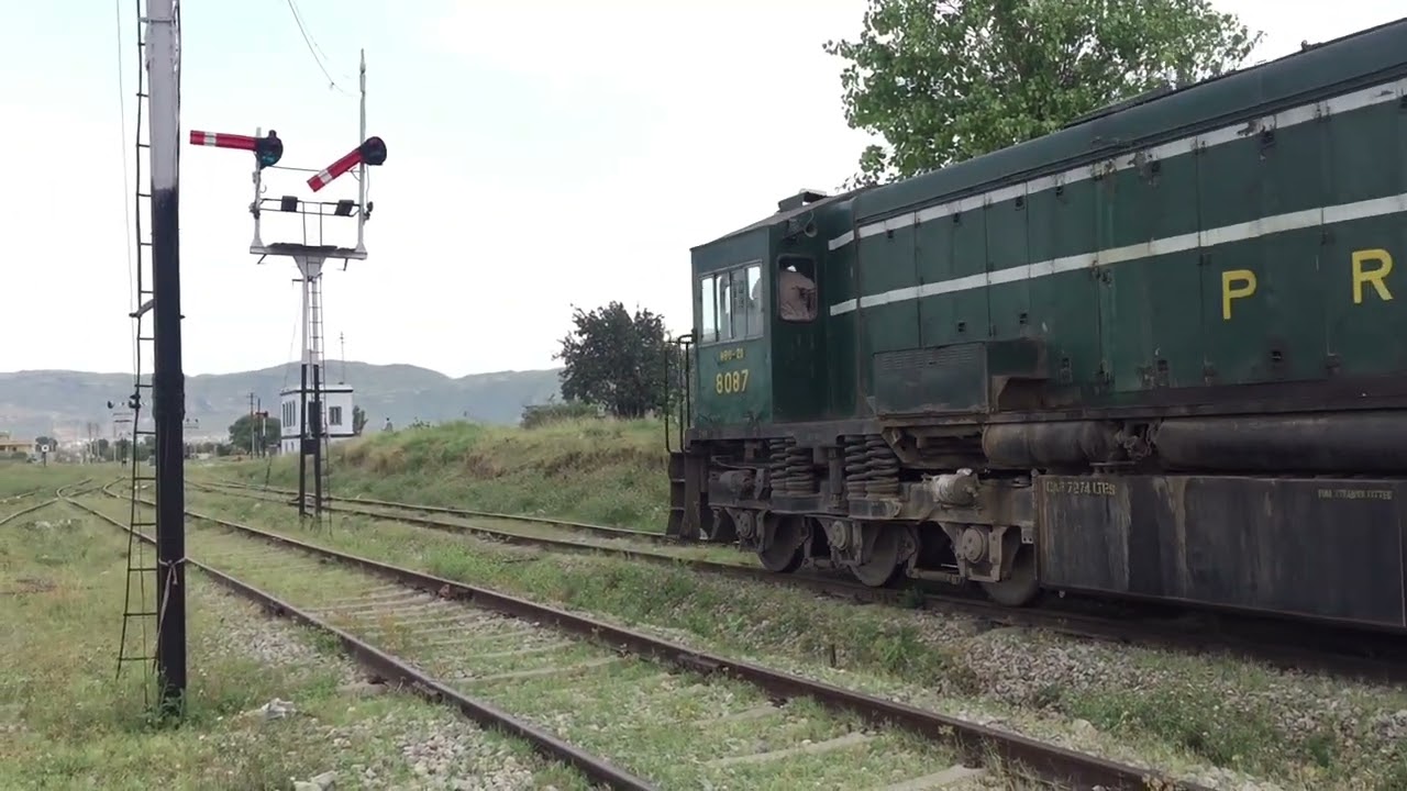 PAKISTAN RAILWAY || 267UP RAWALPINDI PASSENGER || ARRIVING & DEPARTURE AT GOLRA SHARIF JUNTION