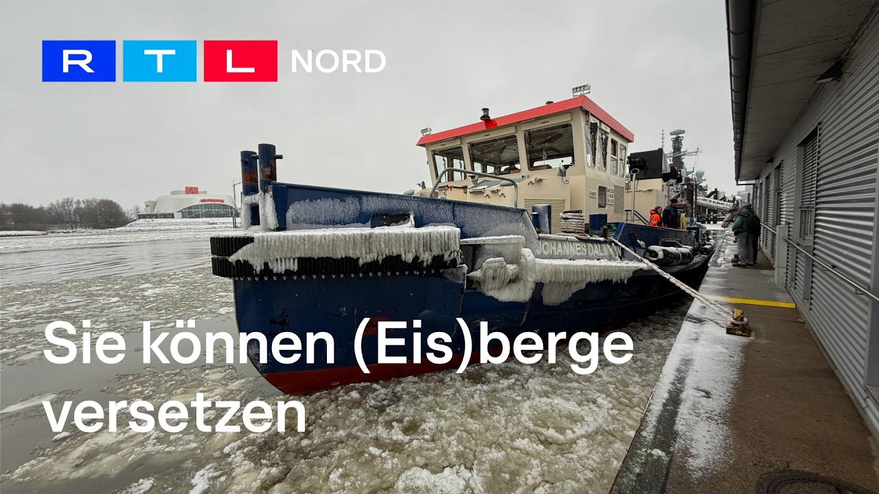 Eisbrecher kämpfen gegen Eisschollen im Hamburger Hafen
