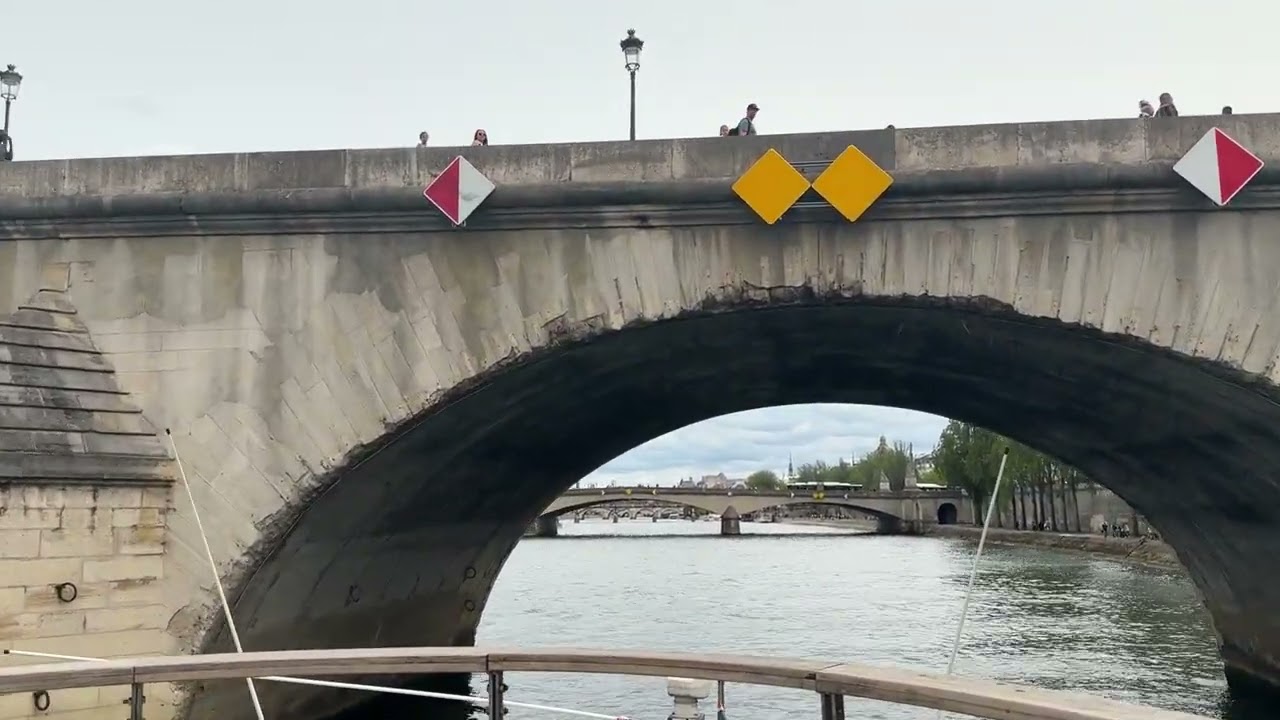 Bateaux Mouches Paris juin 2025