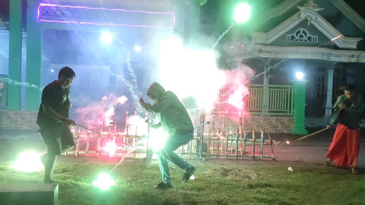 HOREG TENAN!!! PESTA KEMBANG API MALAM TAKBIRAN IDUL FITRI 2024 MERCON ROMAN CANDLE FIREWORKS