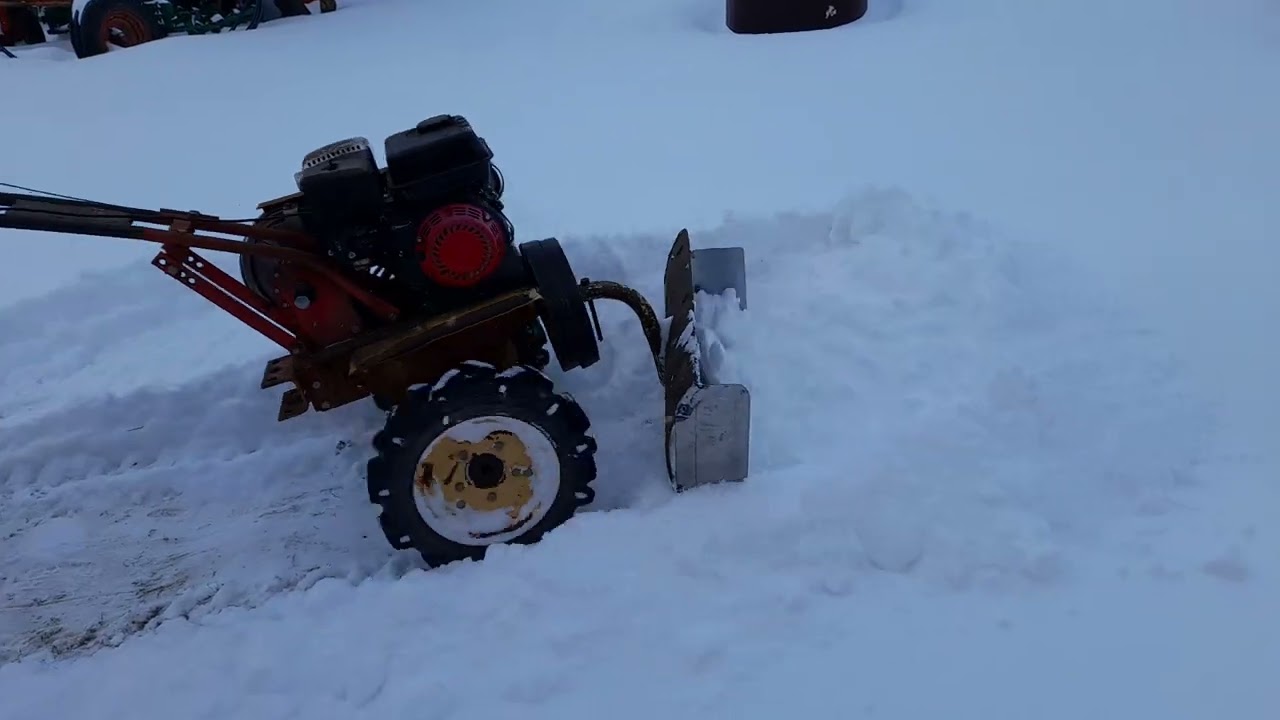 Засыпало снегом боремся даже с мотоблоком.