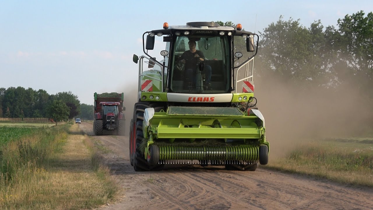 Loonbedrijf H van Haarst 's avonds in het gras met de Claas Jaguar 940 en Case IH trekkers (2019)