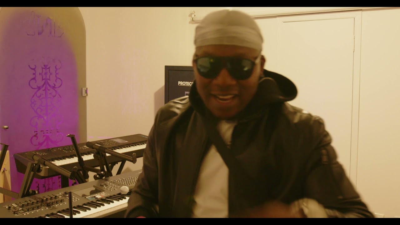 Omili's Live Performance