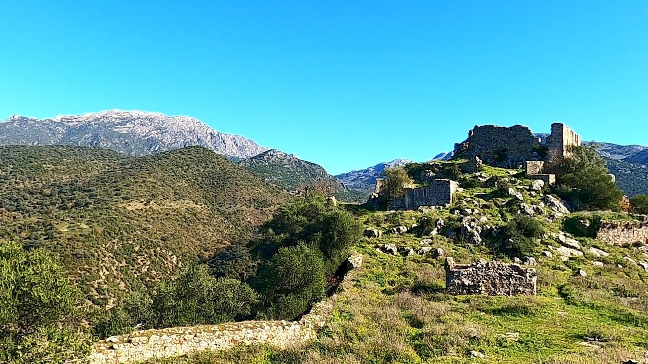Trek to the Castillo de Aznalmara in Tavizna