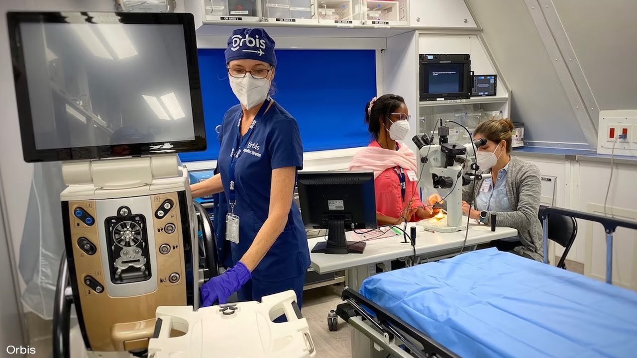 L’avion hôpital d’Orbis pour soigner les yeux