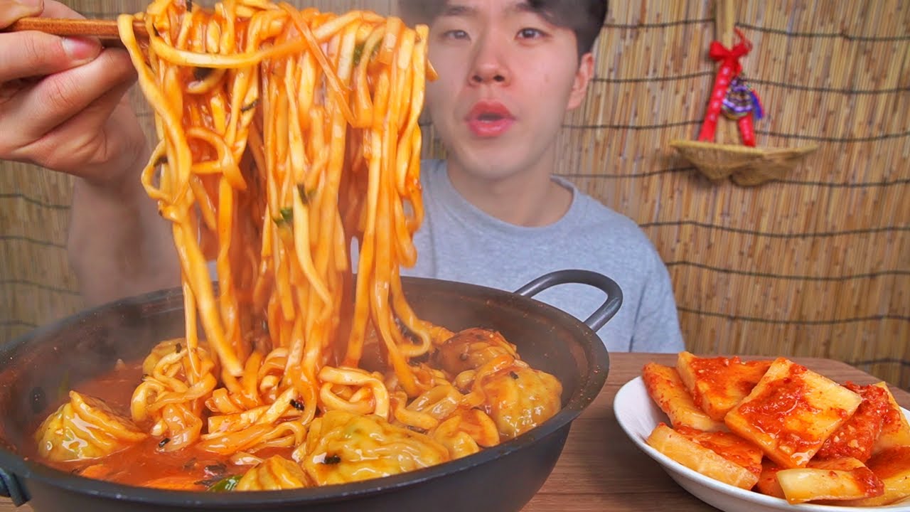 만두 넣은 장칼국수! 눅진~하니 참말로 맛있습니다..! DUMPLING JANGKALGUKSU KIMCHI KOREAN FOOD ASMR MUKBANG.